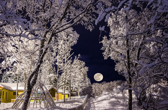 Title : Winter snowscape meets full moon, Tromso Norway